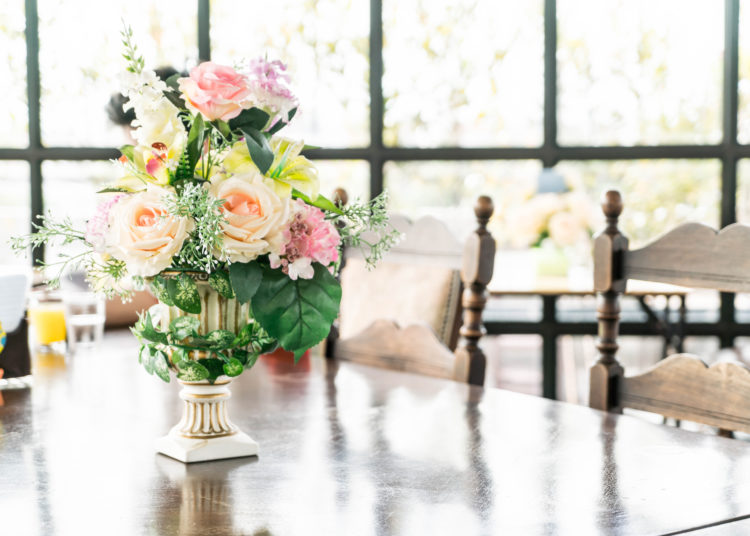 bouquet flower in vase decoration on the table